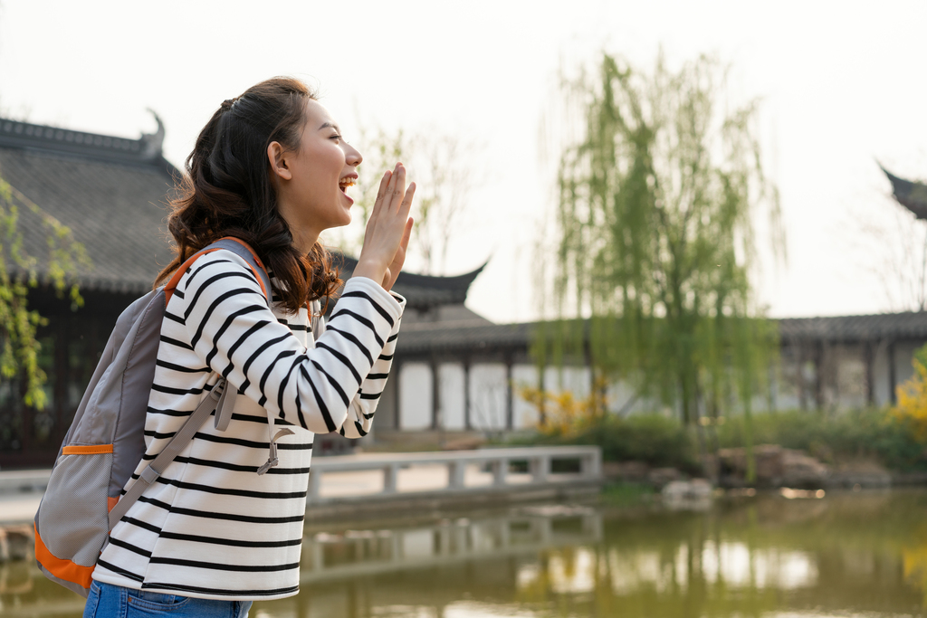 年轻女子旅游图片