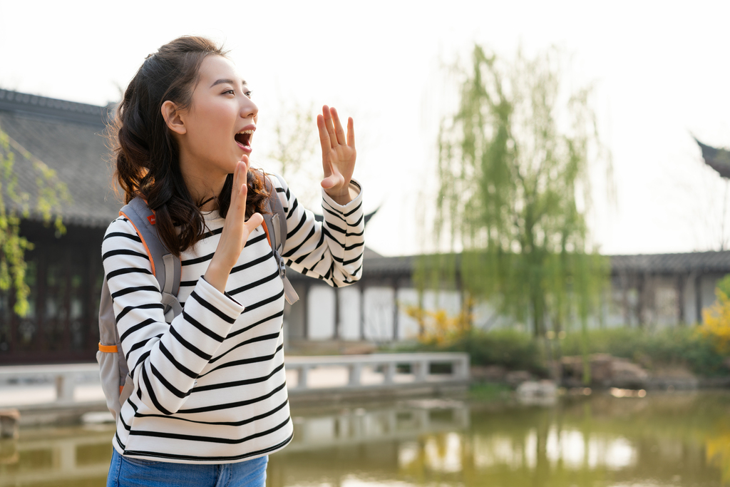 年轻女子旅游