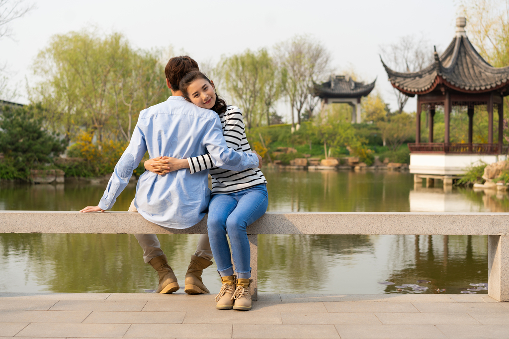 年轻情侣旅游图片