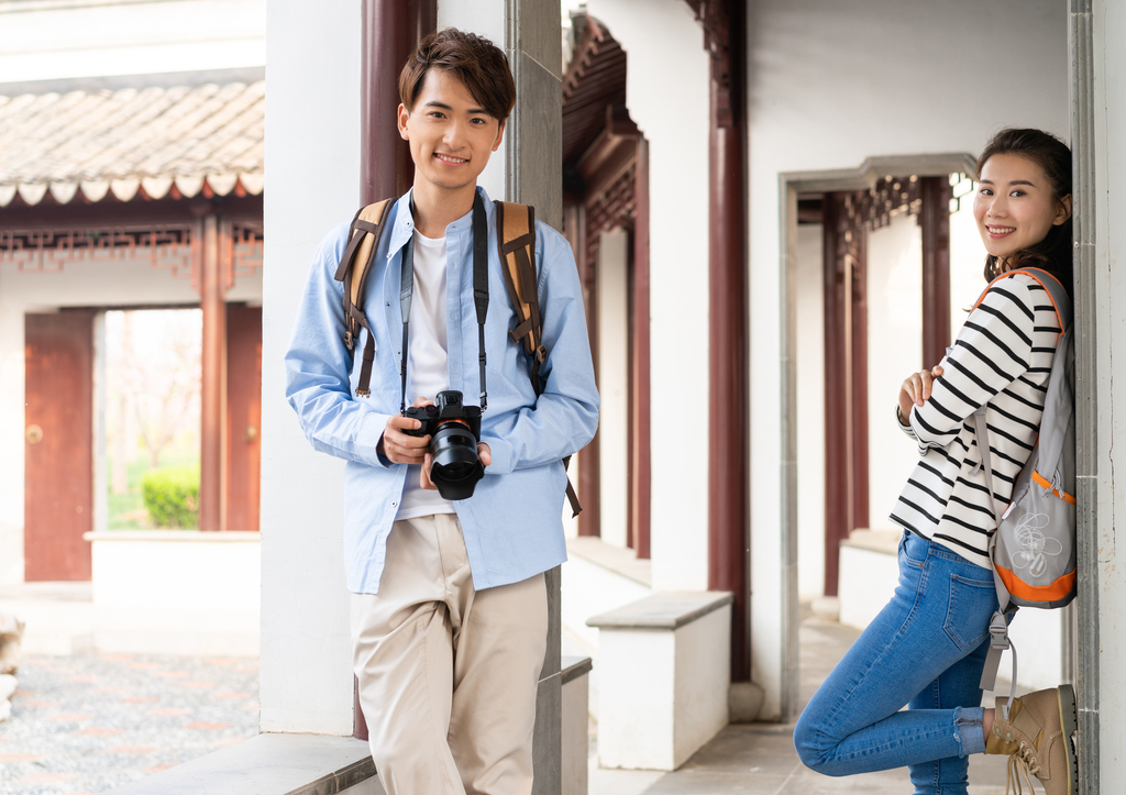 年轻男子旅游图片