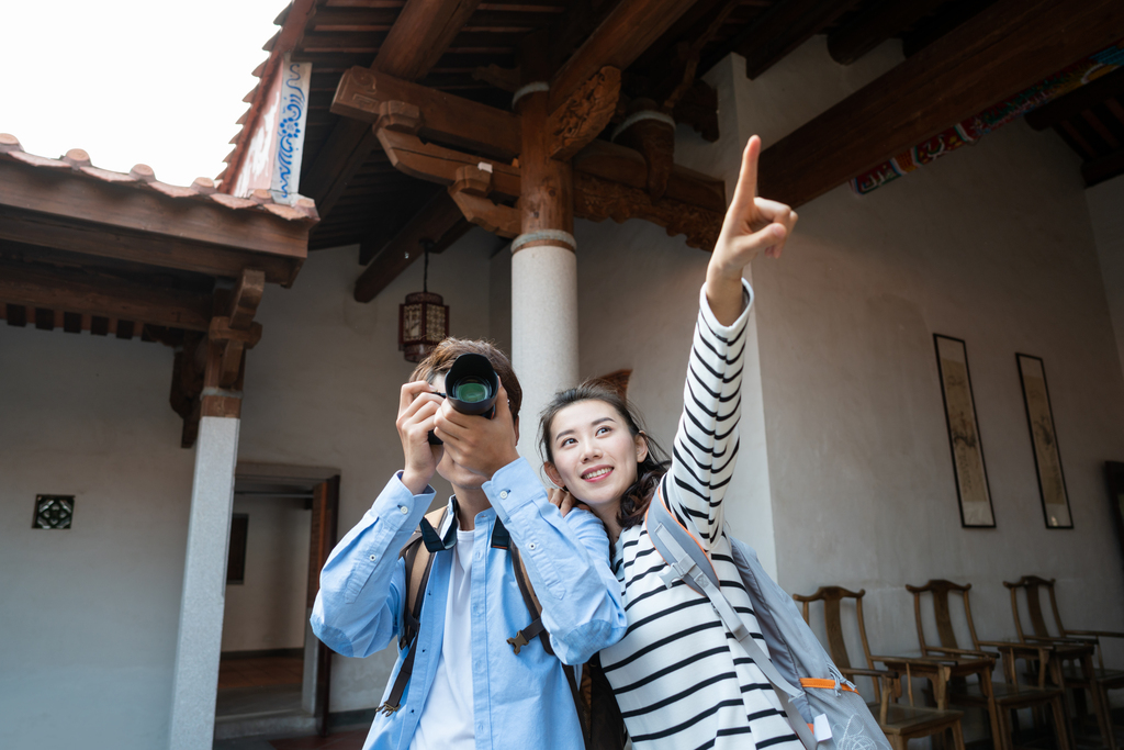 年轻情侣旅游