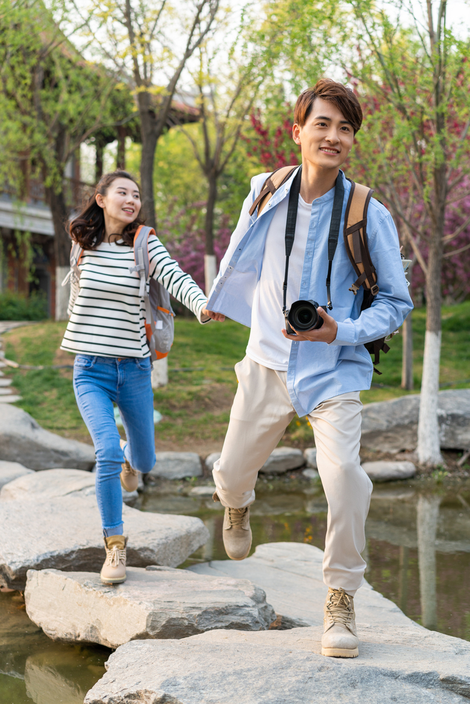 年轻情侣旅游图片