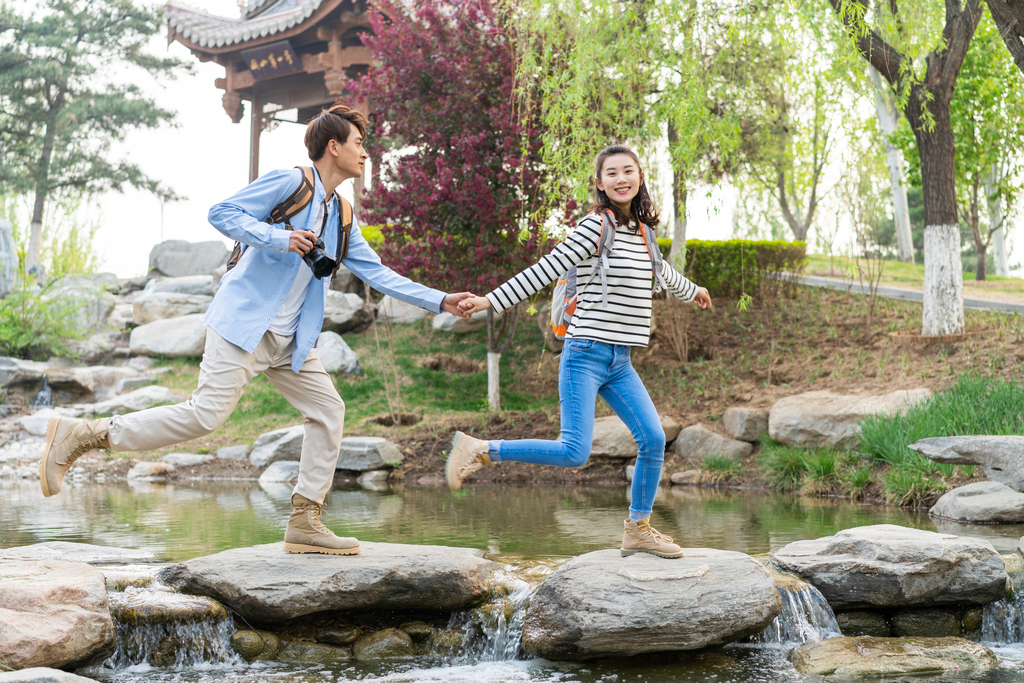 年轻情侣旅游图片