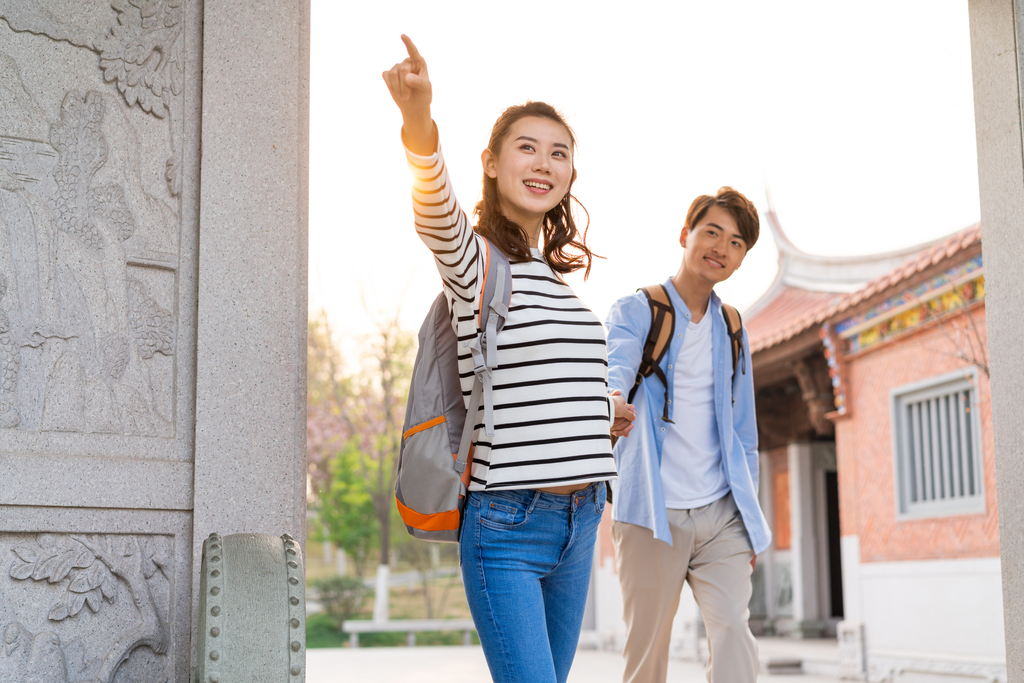 年轻情侣旅游