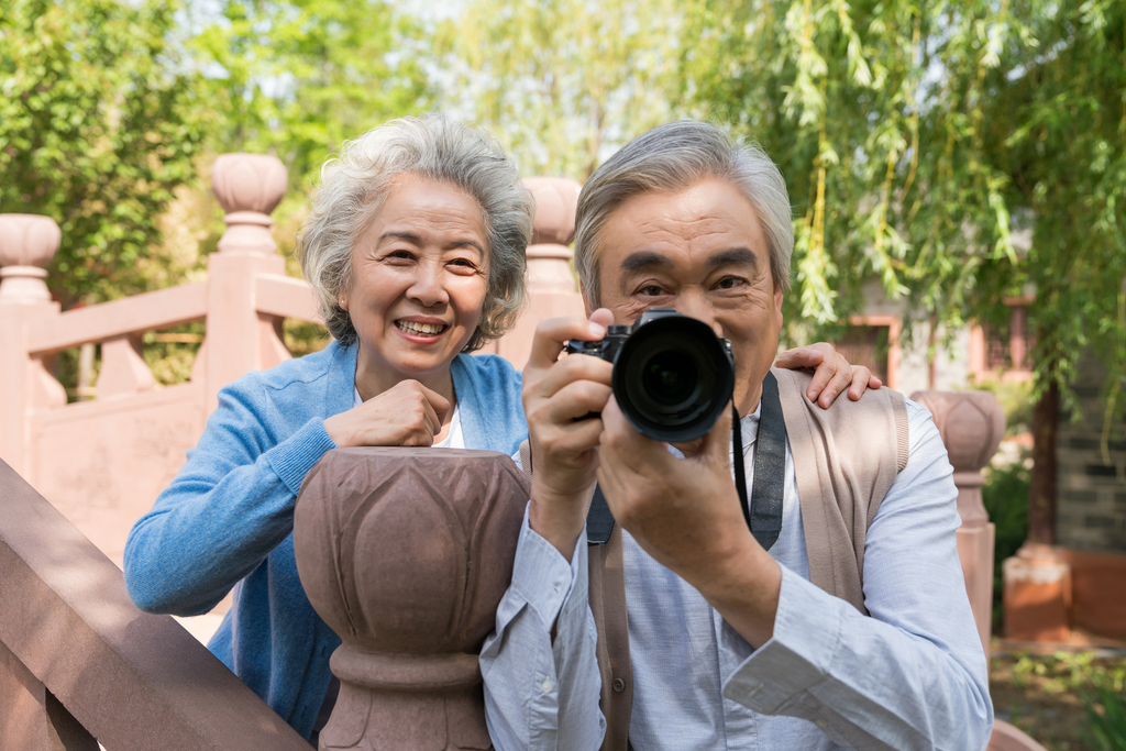 老年夫妻旅游图片