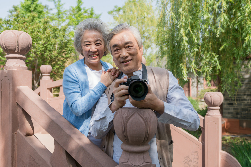 老年夫妻旅游图片