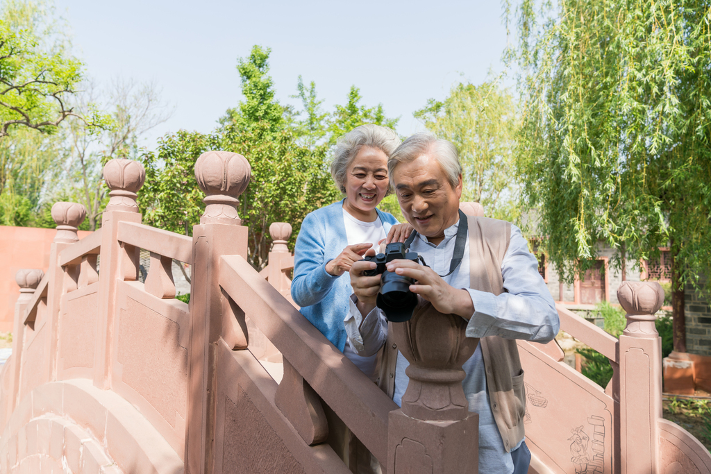 老年夫妻旅游图片