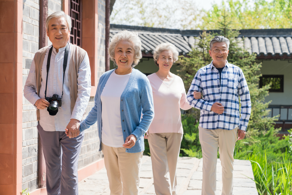 老年夫妻旅游图片