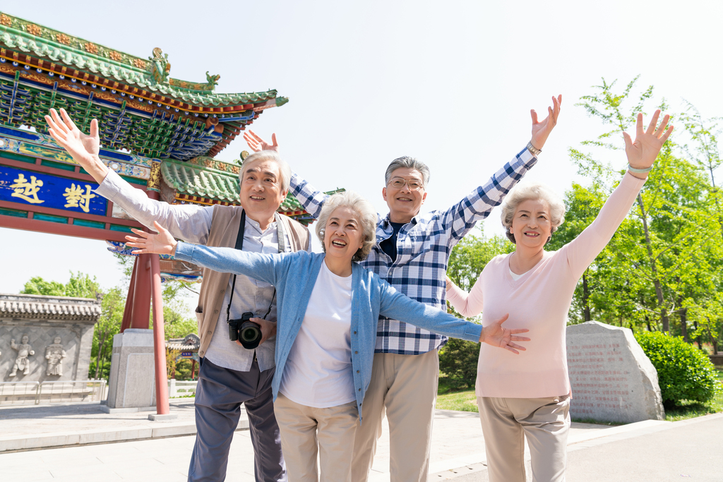 老年夫妻旅游图片