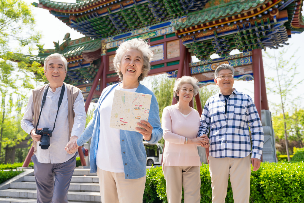 老年夫妻旅游图片