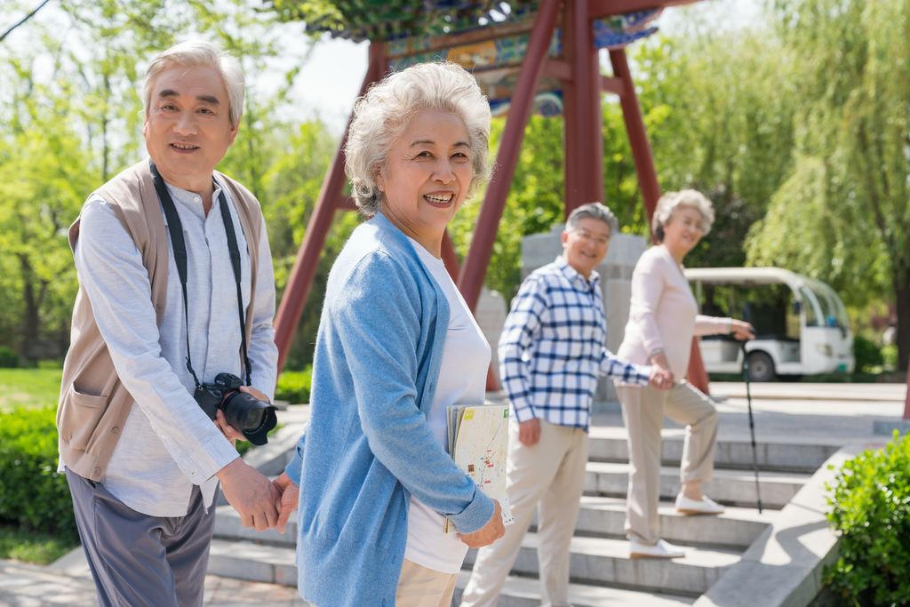 老年夫妻旅游图片