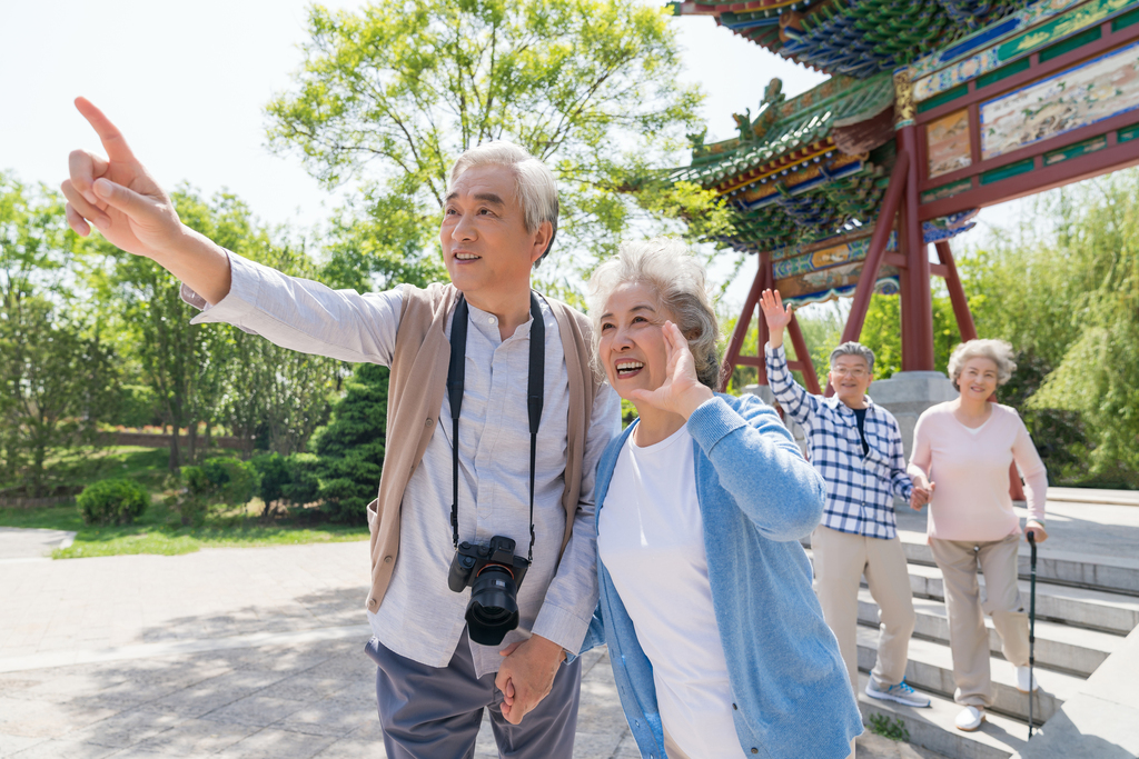 老年夫妻旅游图片