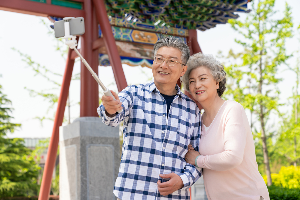 老年夫妻旅游自拍