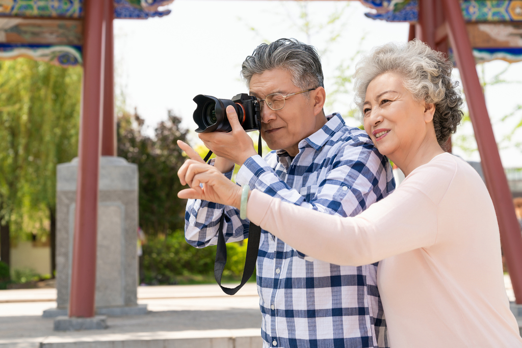 老年夫妻旅游图片