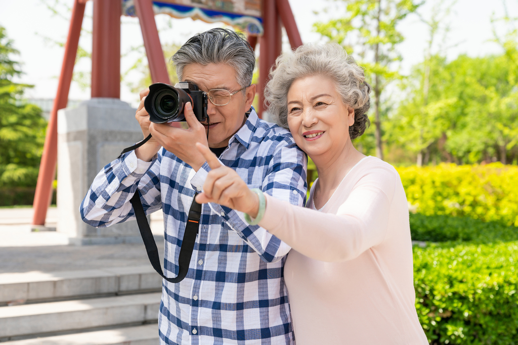 老年夫妻旅游图片