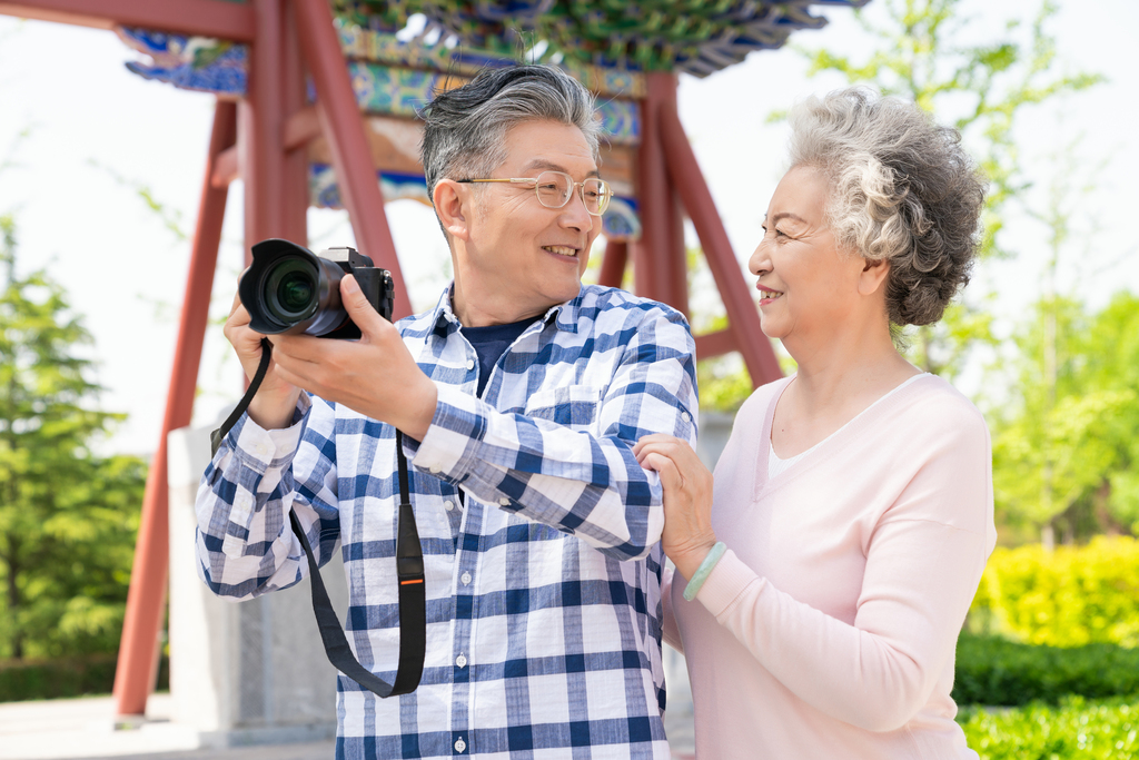 老年夫妻旅游图片