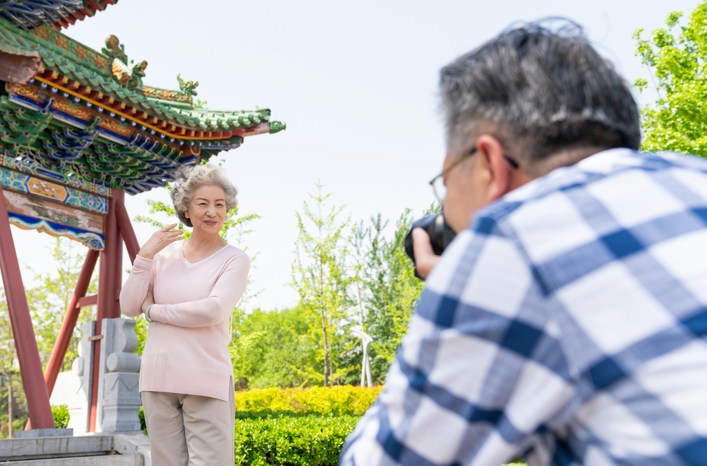 老年夫妻旅游图片