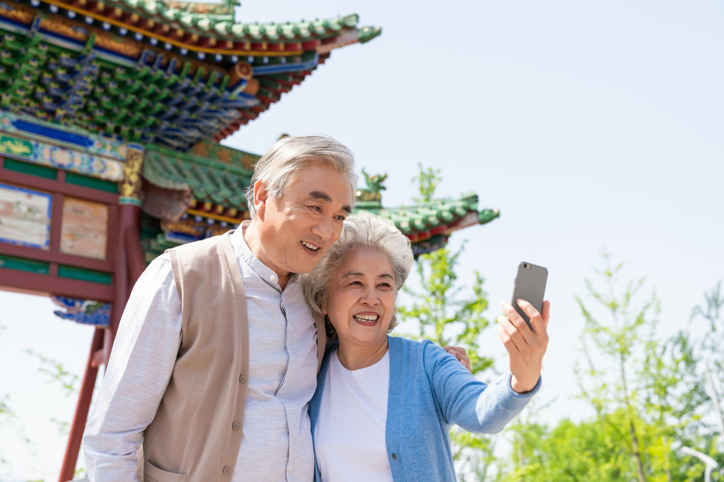 老年夫妻旅游自拍图片