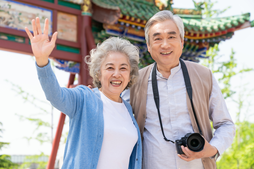 老年夫妻旅游图片