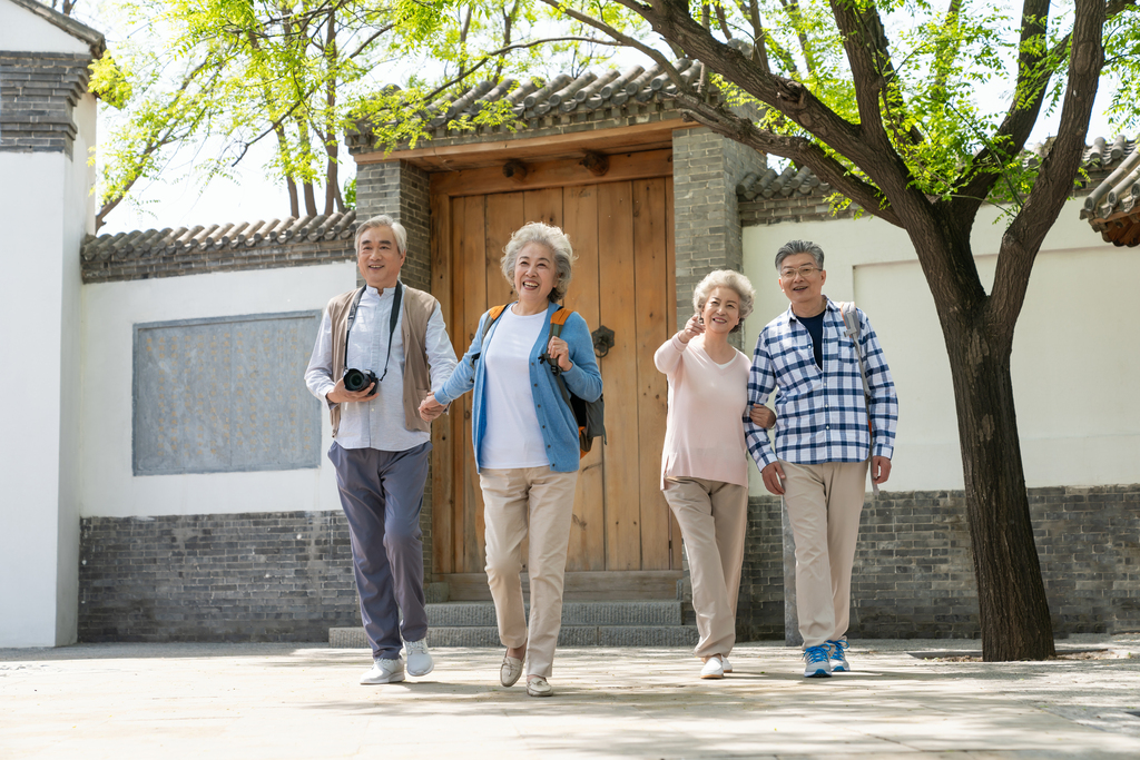 老年夫妻旅游图片