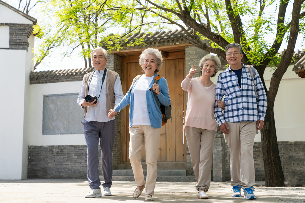 老年夫妻旅游图片