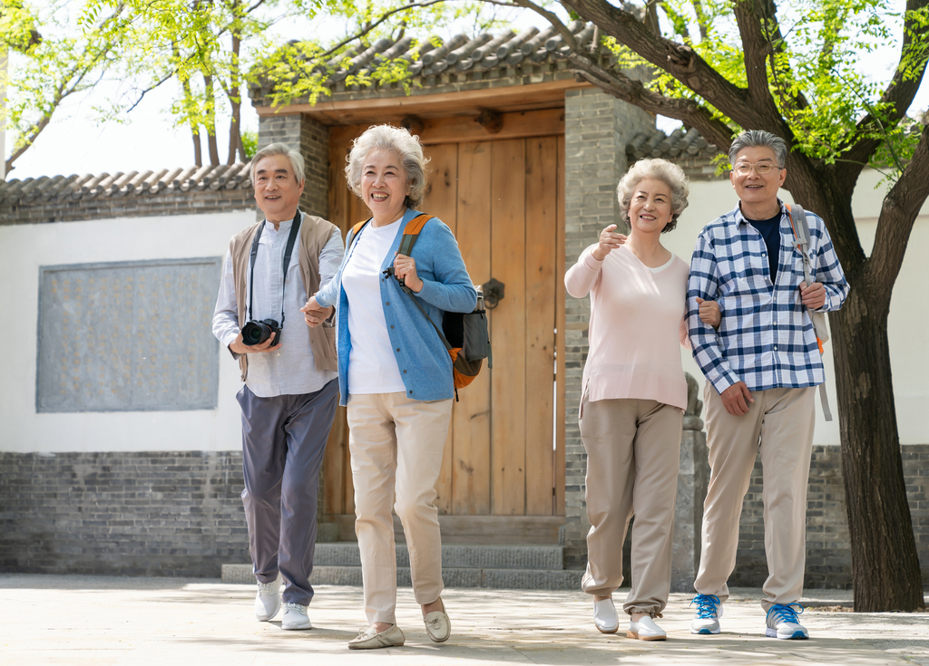 老年夫妻旅游图片