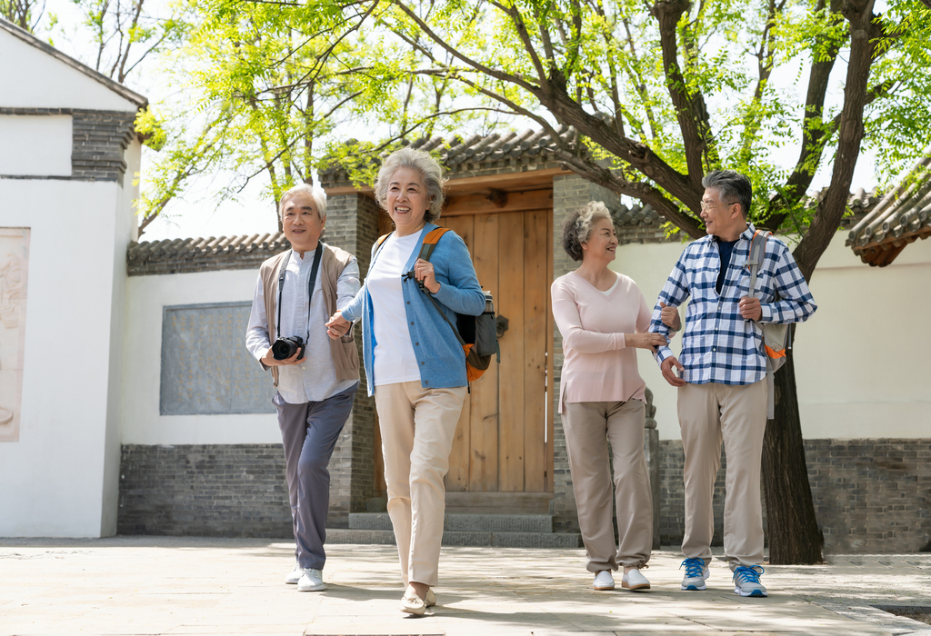 老年夫妻旅游图片