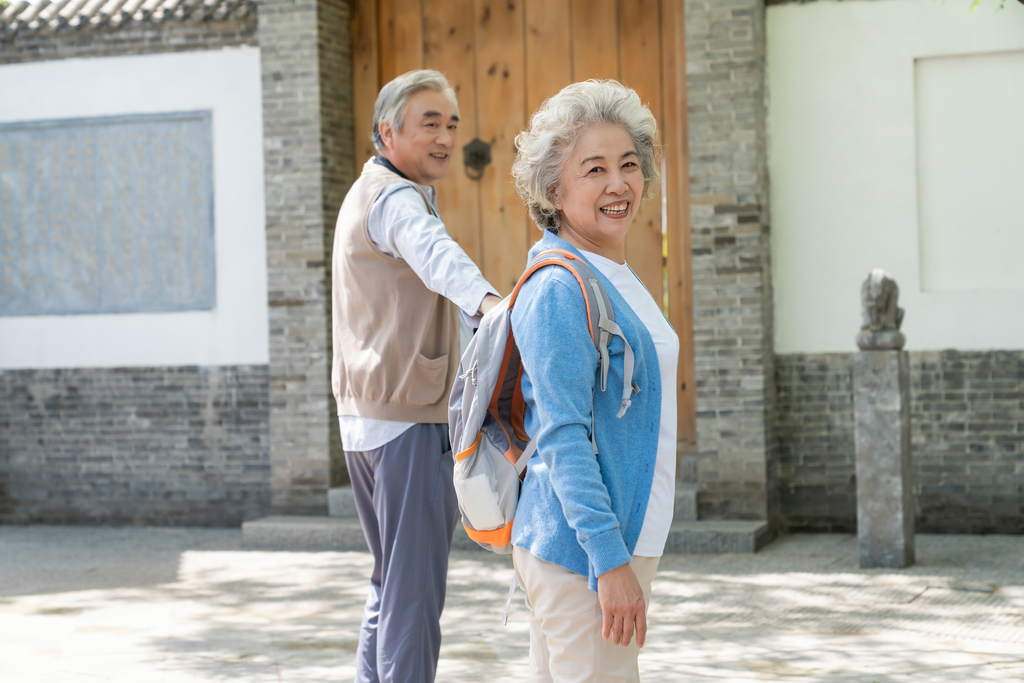 老年夫妻旅游图片