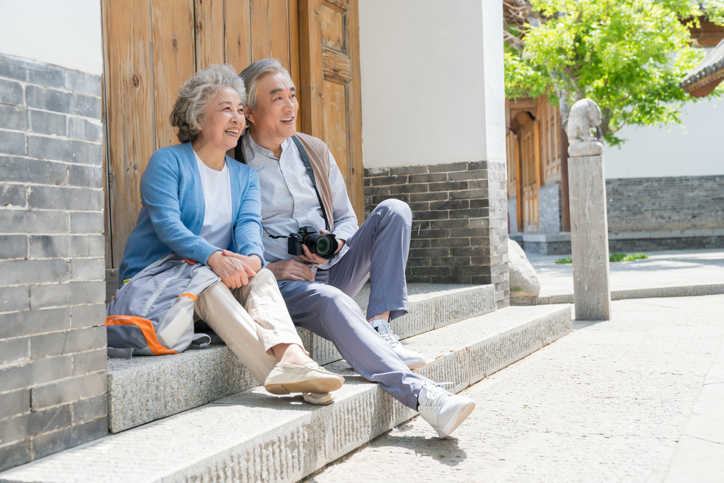 老年夫妻旅游图片