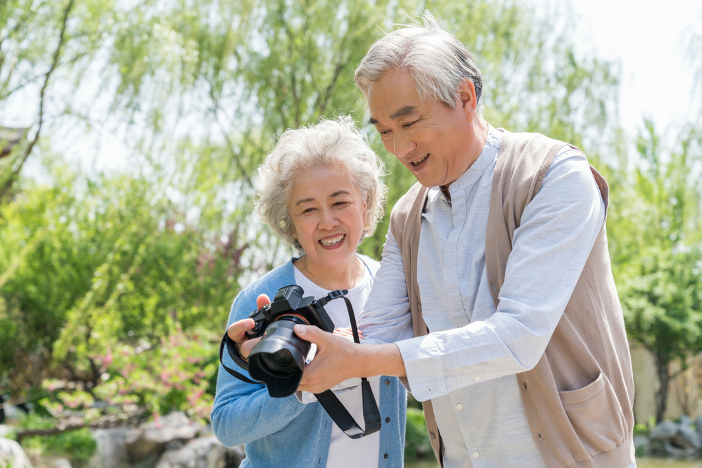 老年夫妻旅游图片