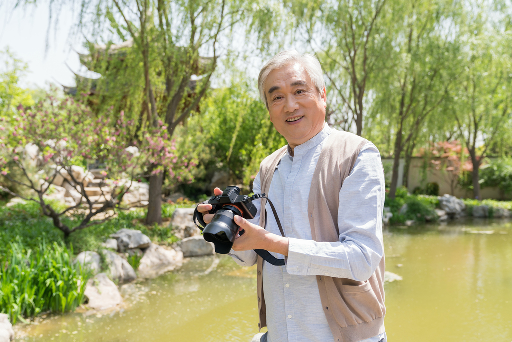 老年男子旅游图片