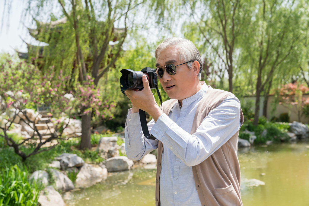 老年男子旅游图片