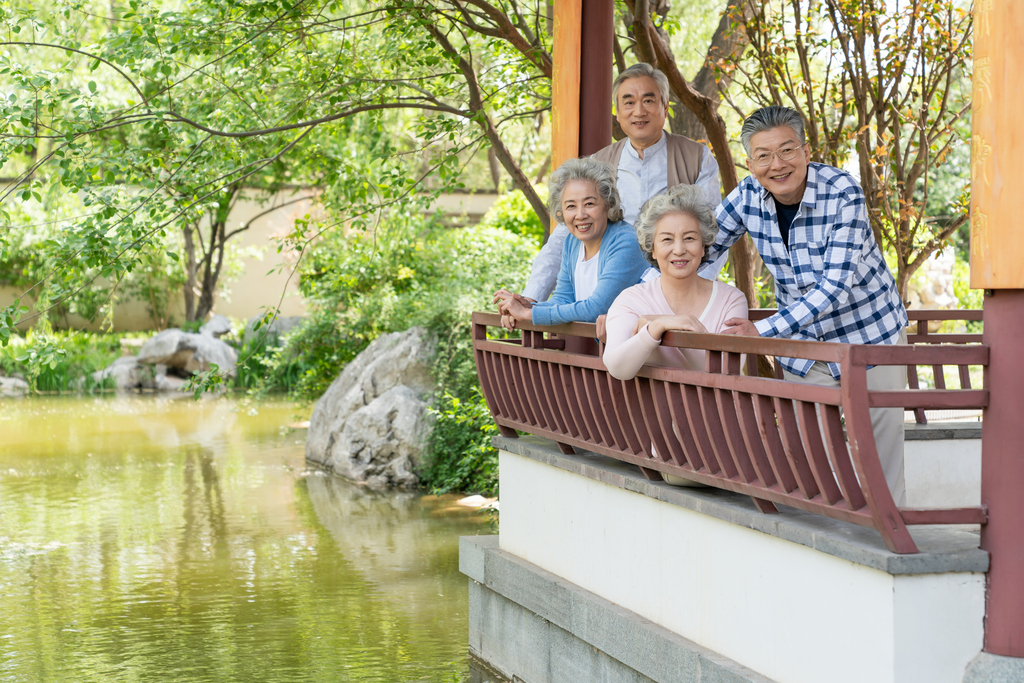 老年夫妻旅游图片