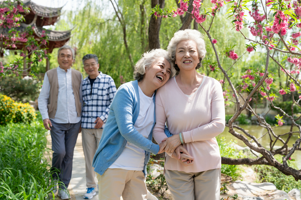 老年夫妻旅游图片