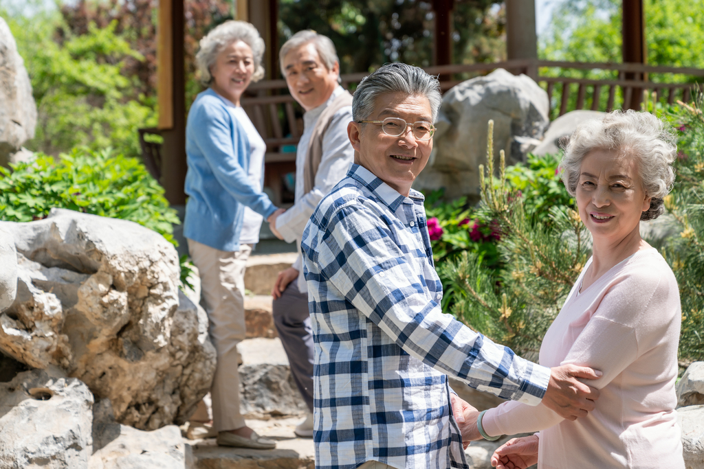 老年夫妻旅游