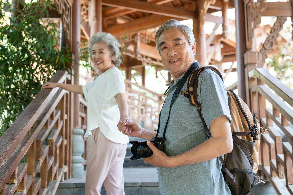 老年夫妻旅游图片