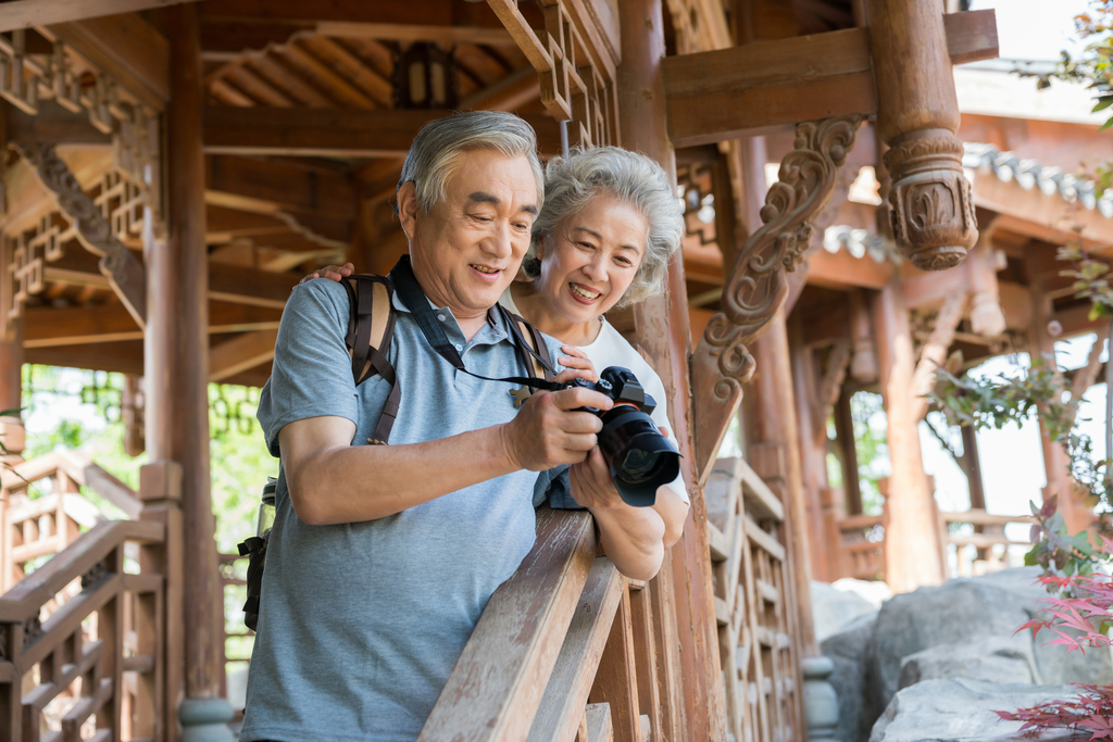 老年夫妻旅游图片