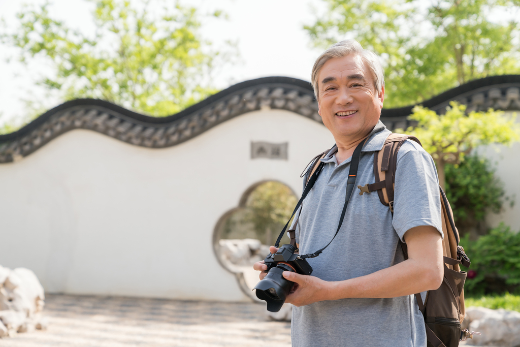 老年男子旅游拍照