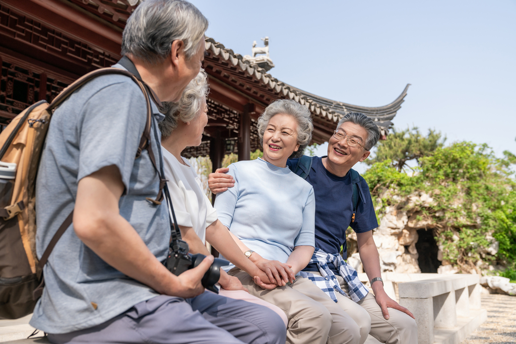 老年夫妻旅游图片