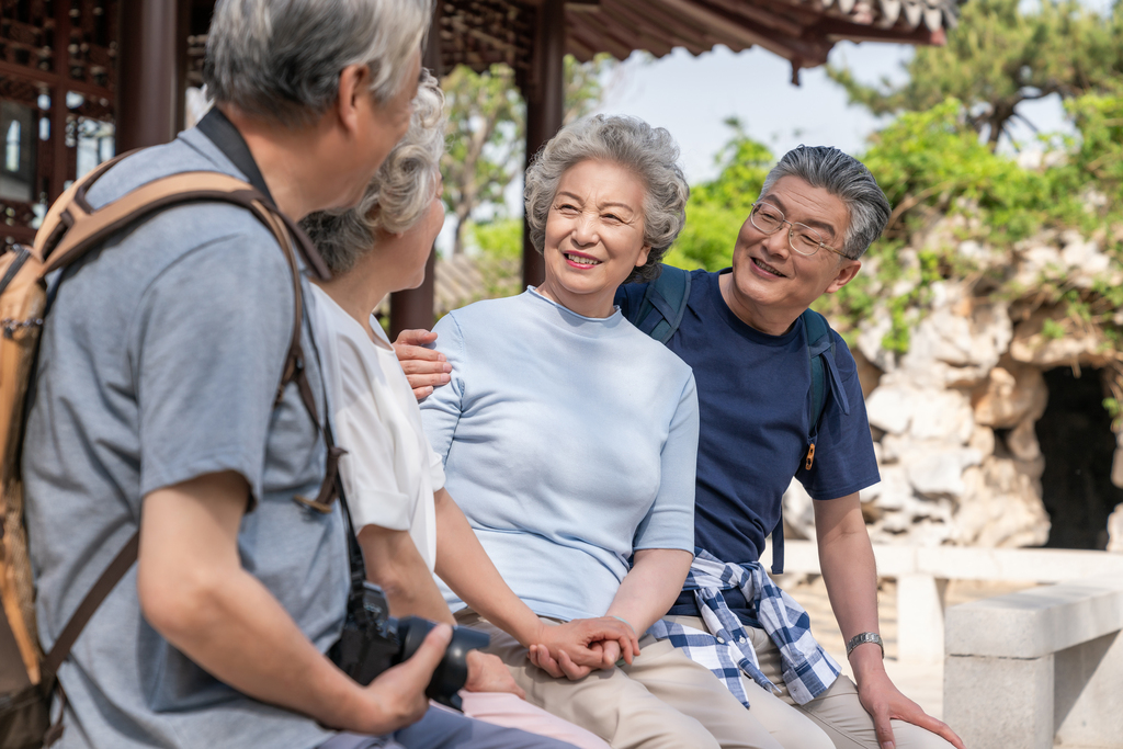 老年夫妻旅游图片