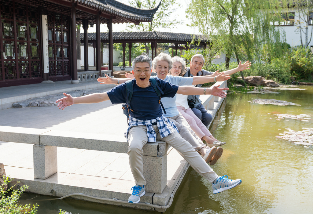 老年夫妻旅游图片