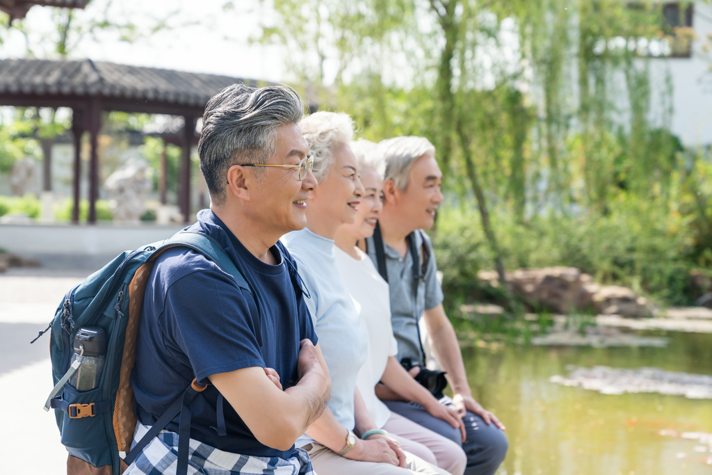 老年夫妻旅游图片