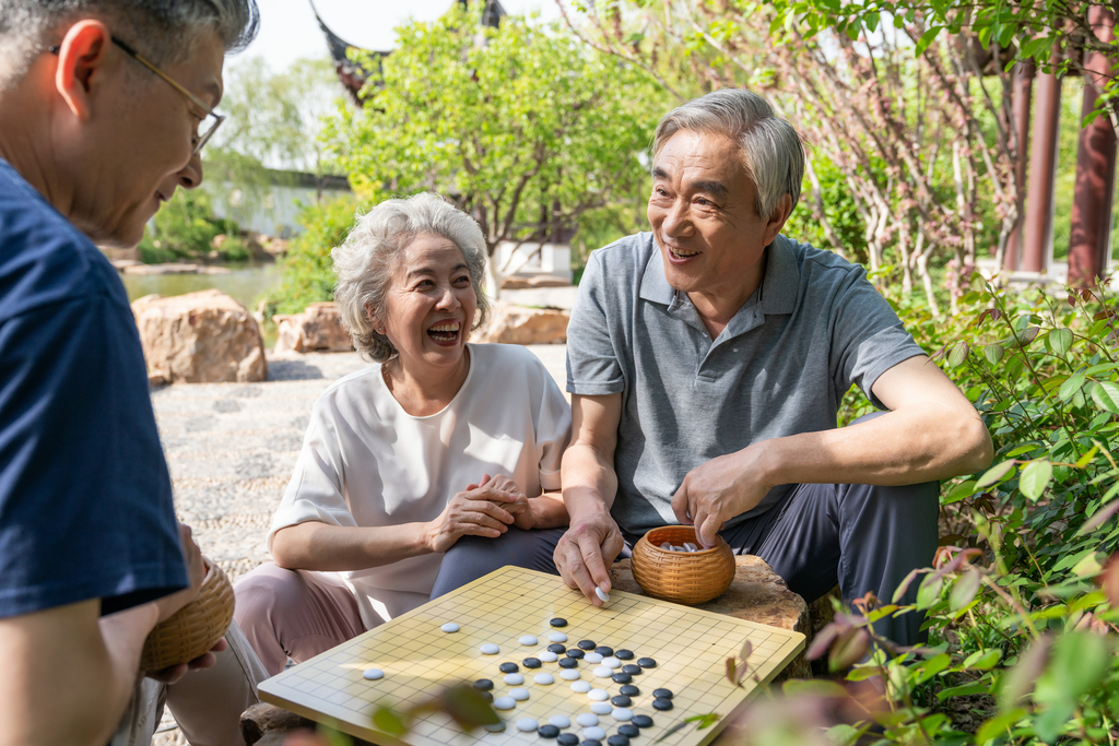 老年夫妻的休闲生活图片