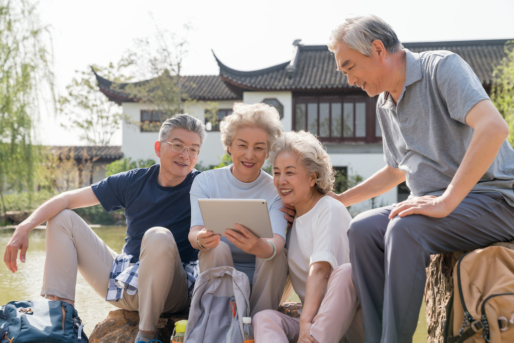 老年夫妻旅游图片