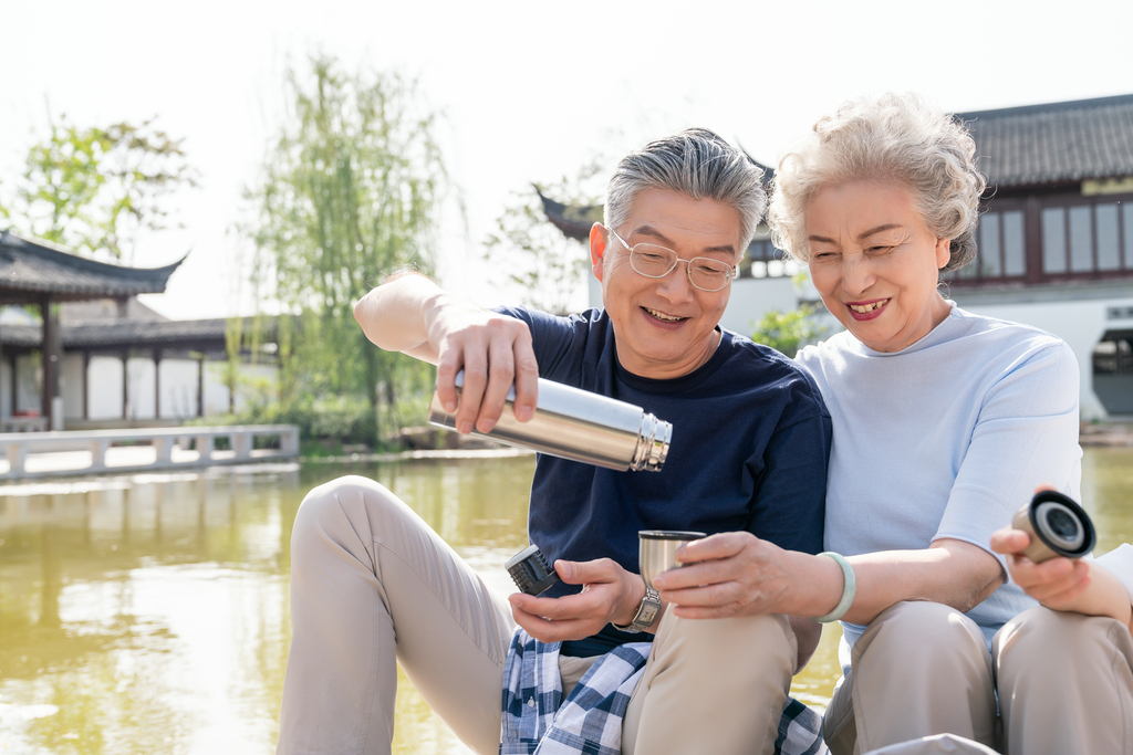 老年夫妻旅游图片