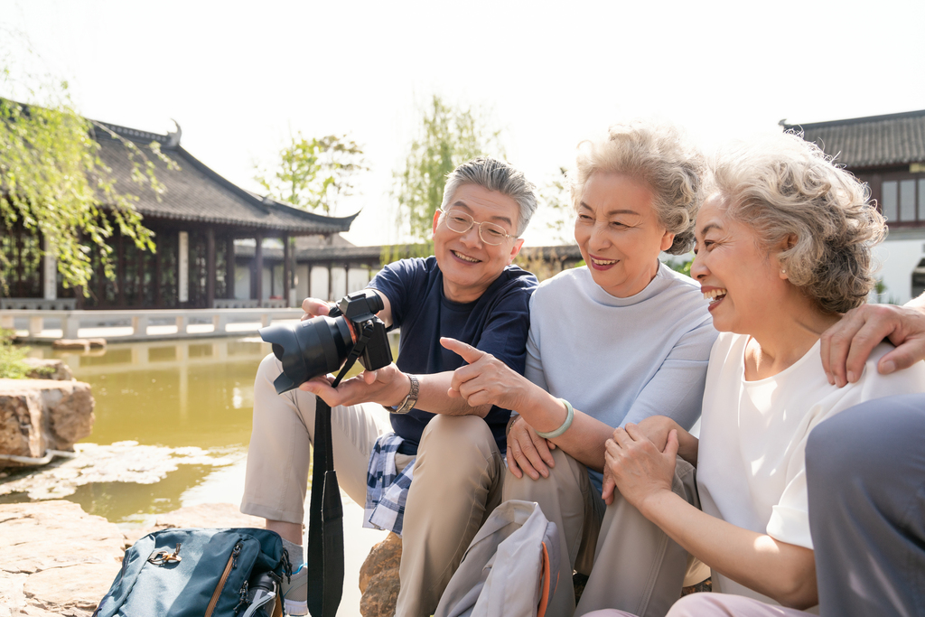 老年夫妻旅游图片