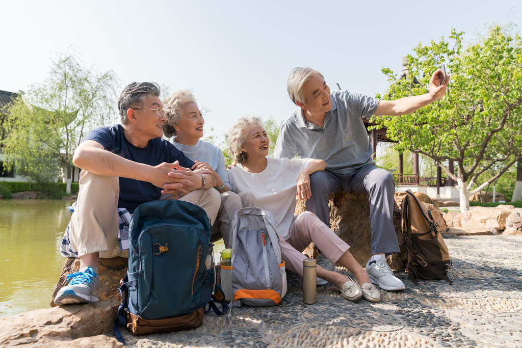 老年夫妻旅游自拍