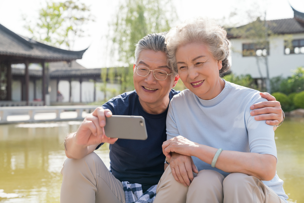 老年夫妻旅游自拍