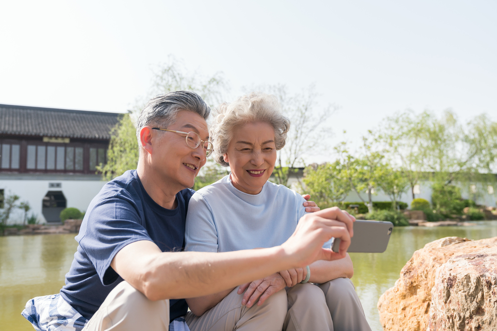 老年夫妻旅游自拍图片