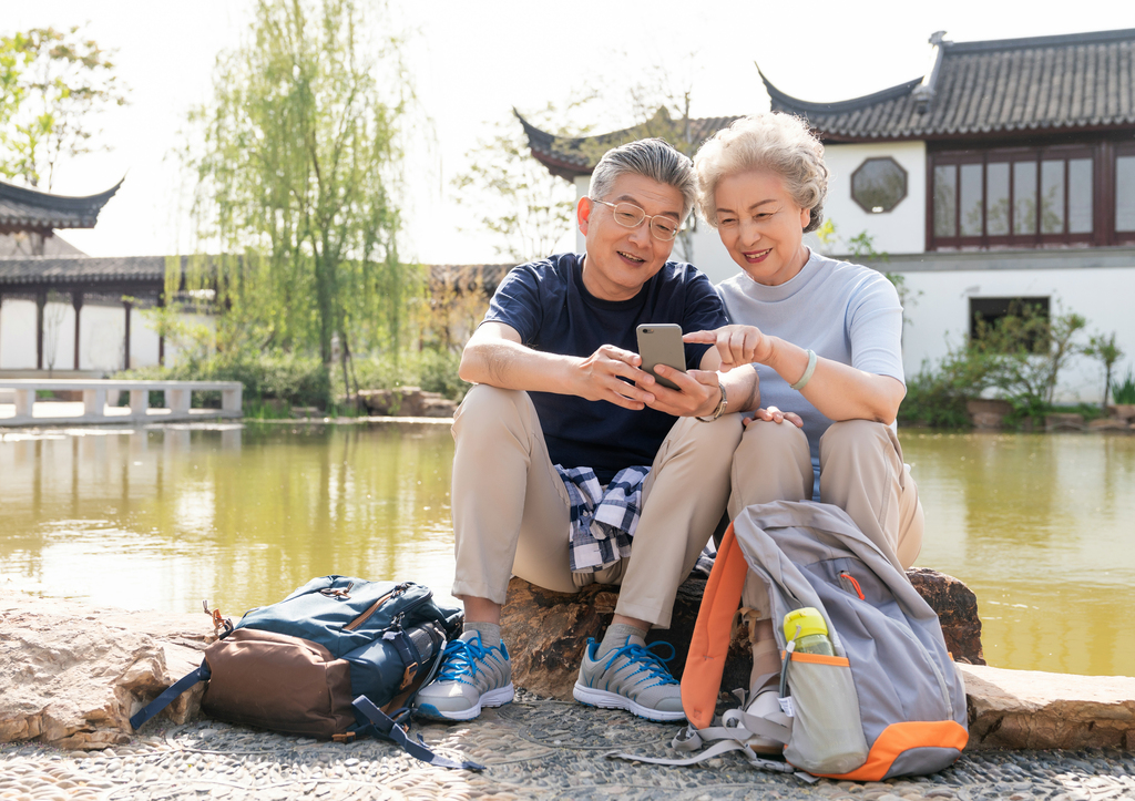 老年夫妻旅游自拍图片